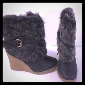 Qupid Fur wedge zip bootie sz 6